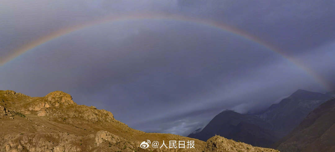 接好運(yùn)！青藏高原現(xiàn)巨大彩虹橋