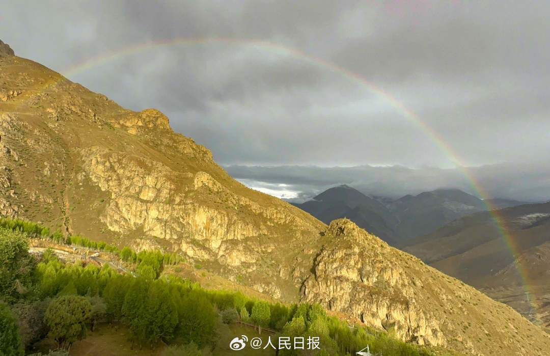 接好運(yùn)！青藏高原現(xiàn)巨大彩虹橋