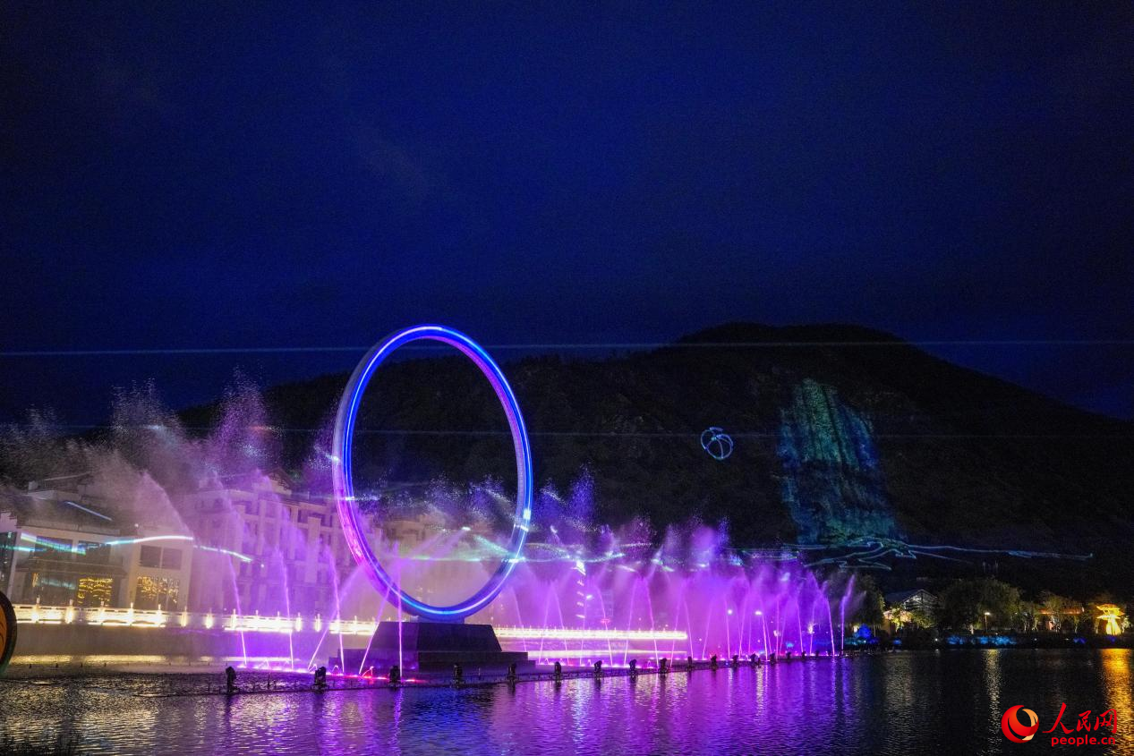 西藏林芝市民族團結(jié)廣場音樂噴泉。人民網(wǎng)記者 趙晨攝