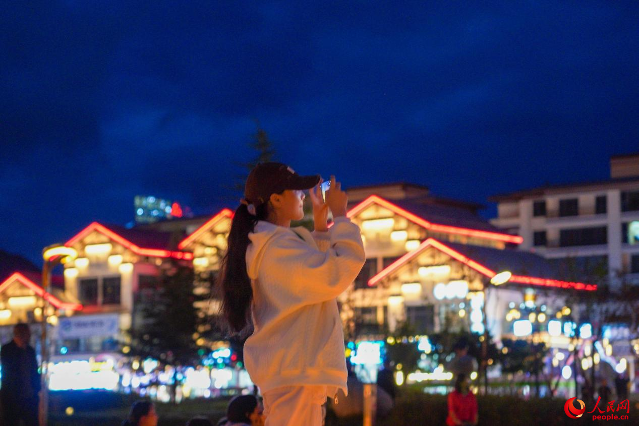 居民在西藏林芝市民族團結(jié)廣場上拍照。人民網(wǎng)記者 趙晨攝