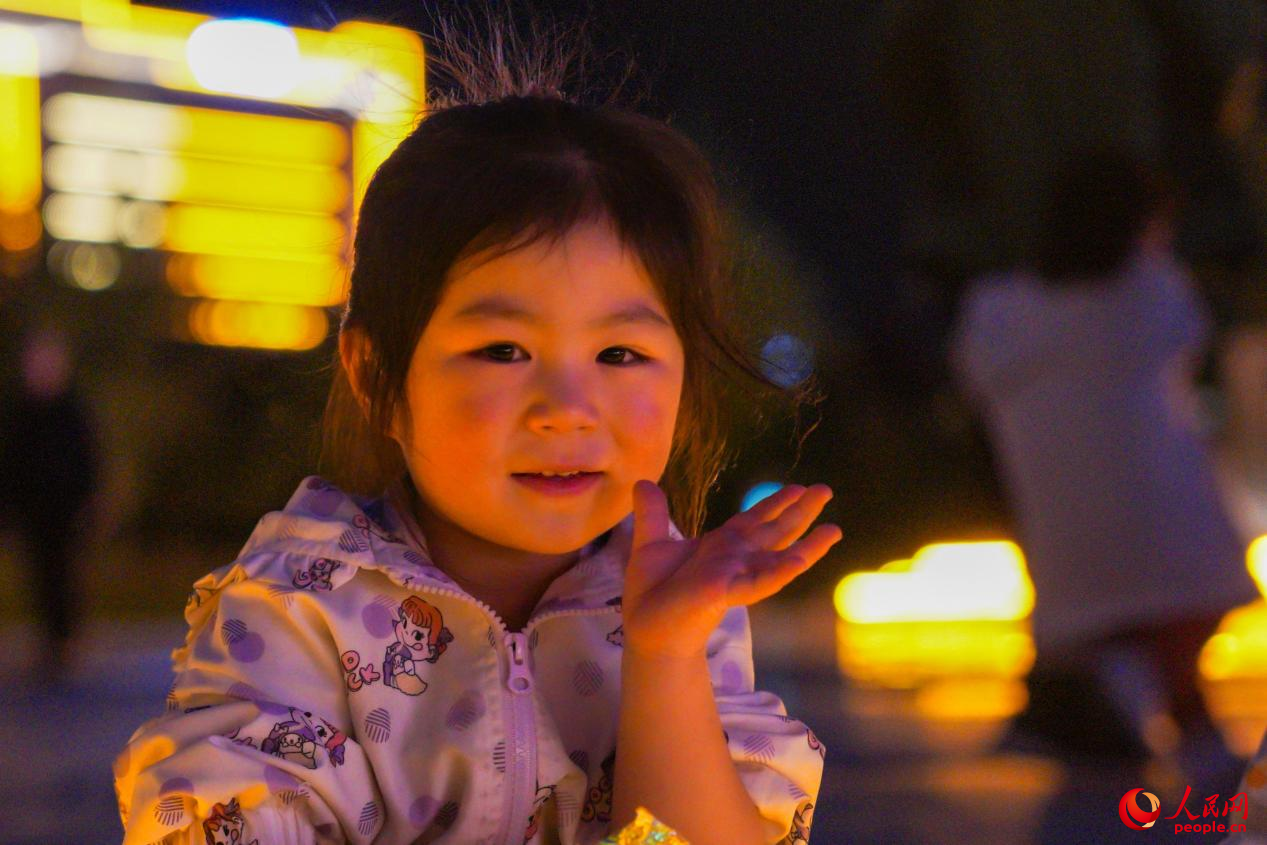 西藏林芝市民族團結(jié)廣場上的兒童。人民網(wǎng)記者 趙晨攝