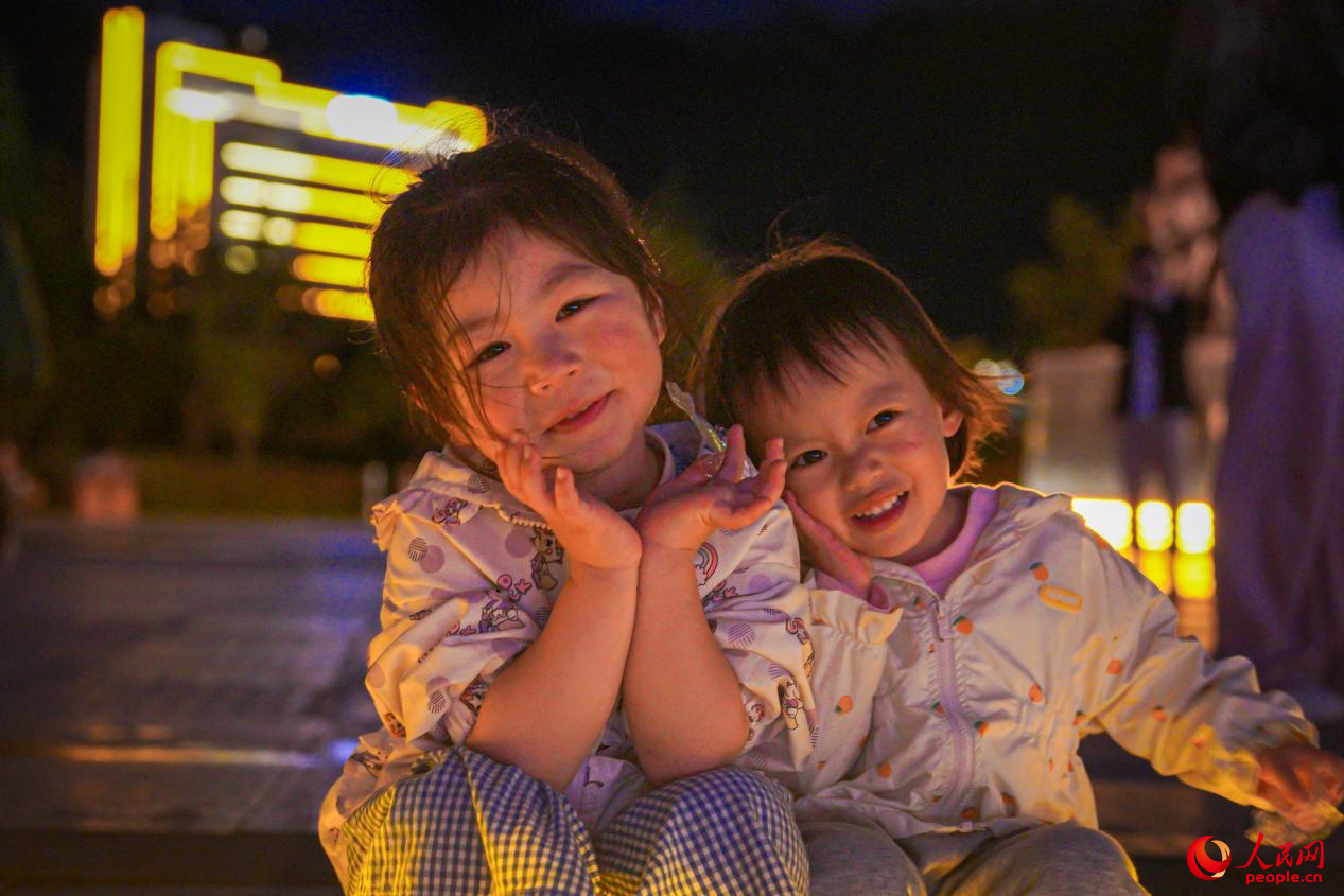 西藏林芝市民族團結(jié)廣場上的兒童。人民網(wǎng)記者 趙晨攝