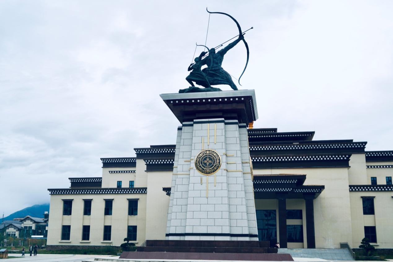 工布公園里的城市地標(biāo)雕塑——畢秀之子。人民網(wǎng)記者 益西康珠攝