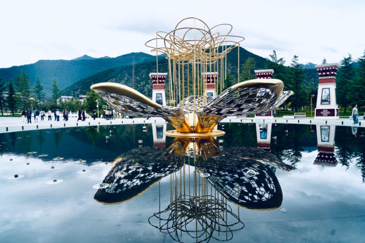 工布公園里的桃花主題雕塑——萬樹桃花。人民網(wǎng)記者 益西康珠攝