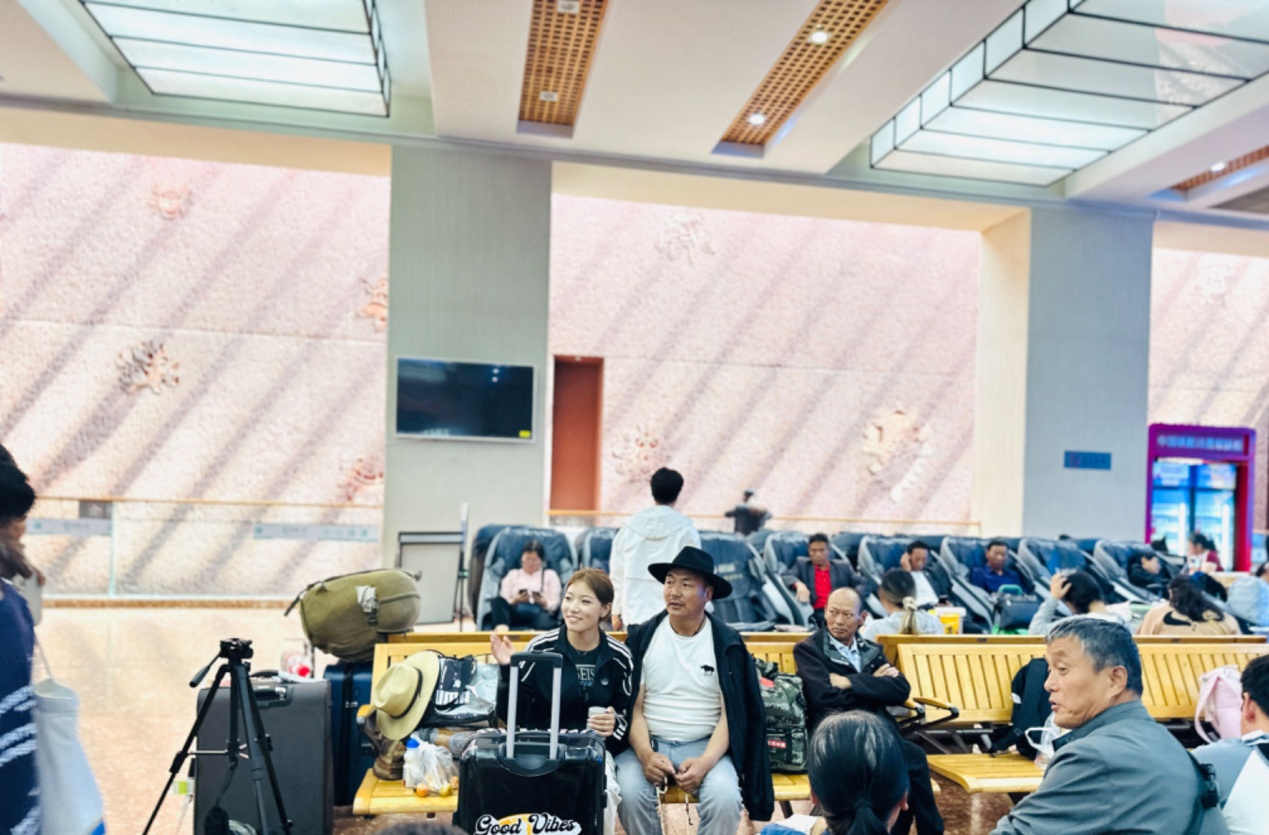 在拉薩火車站候車廳等候列車的乘客。人民網(wǎng)記者 益西康珠攝