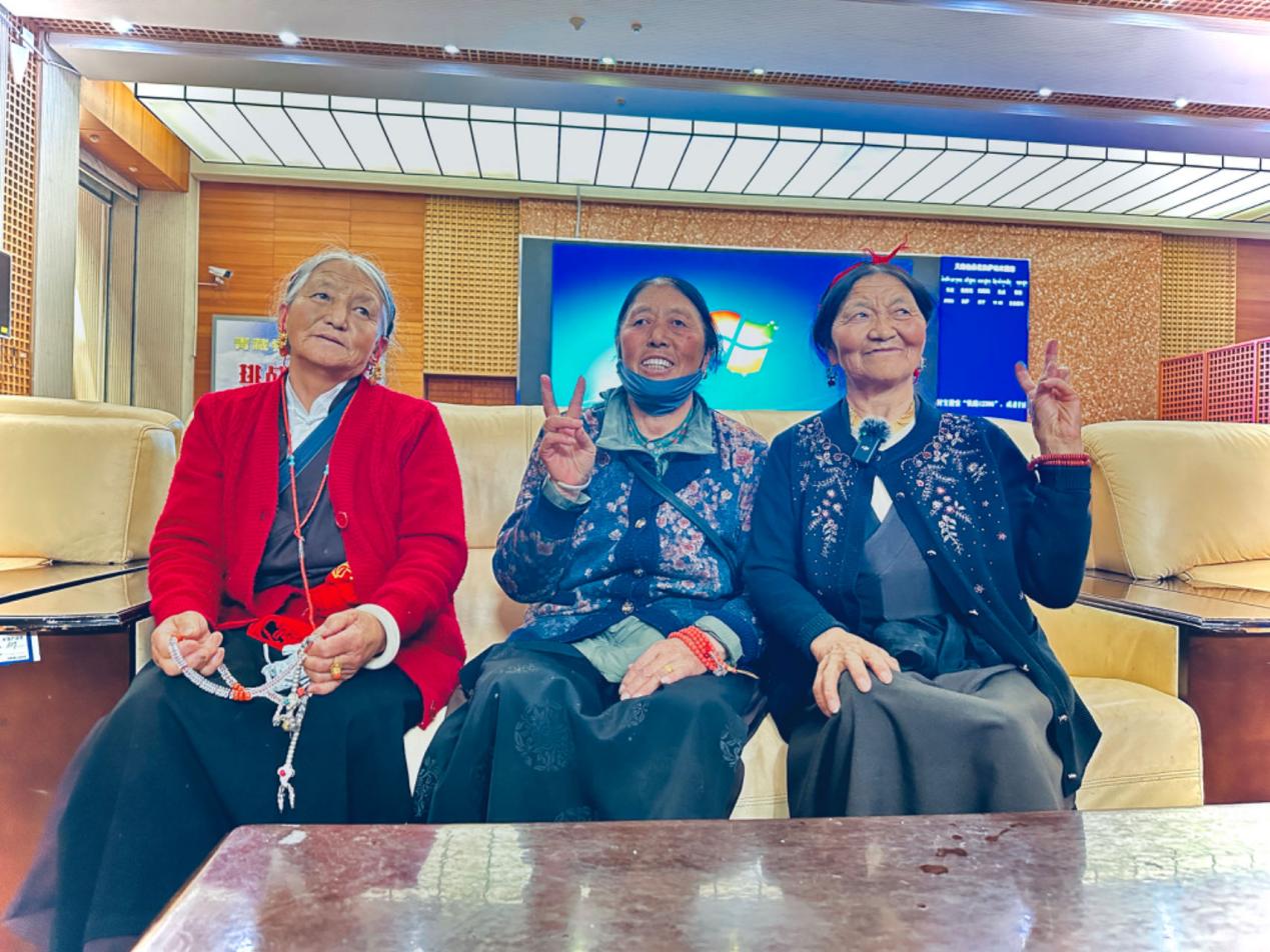 來自四川甘孜的三位阿媽在拉薩火車站等候前往青海西寧的列車。人民網(wǎng)記者 益西康珠攝