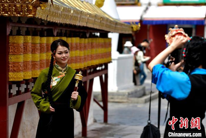西藏拉薩:旅游旺季八廓街藏服寫(xiě)真火熱
