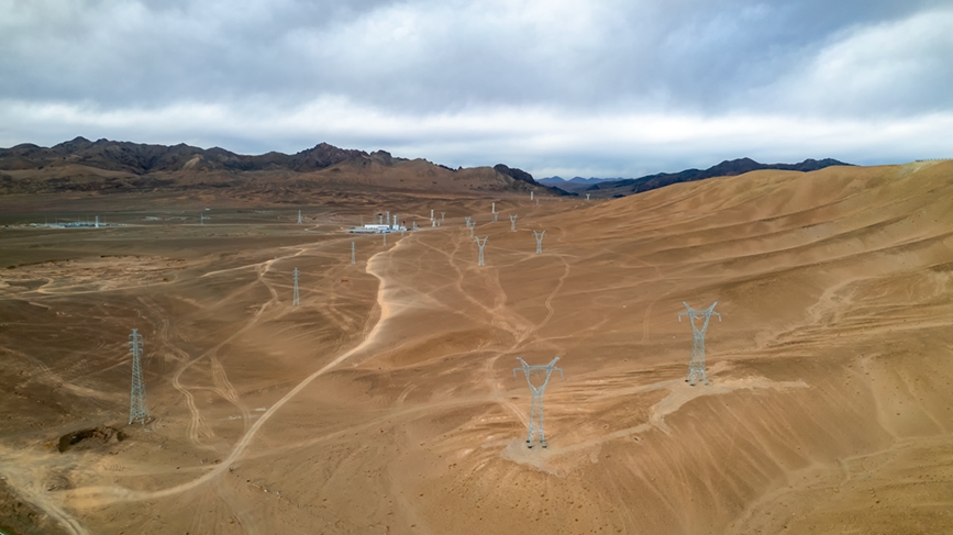 阿里地區(qū)首套電網(wǎng)側(cè)帶超容構(gòu)網(wǎng)型SVG工程全景。趙清鵬攝