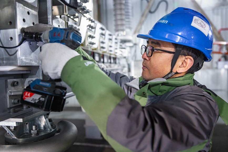 阿里地區(qū)首套電網(wǎng)側(cè)帶超容構(gòu)網(wǎng)型SVG工程現(xiàn)場(chǎng)工作人員正在進(jìn)行投運(yùn)前螺栓緊固工作。趙清鵬攝