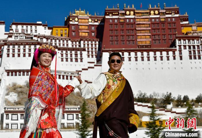 冬游西藏新風(fēng)尚：藏裝拍照、寄明信片成熱門(mén)