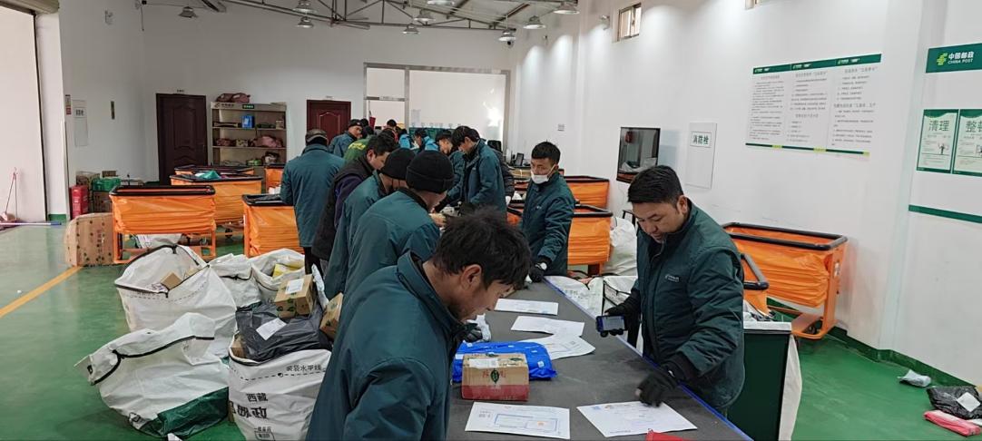 西藏拉薩城東營業(yè)部分揀員正在傳送帶分揀。旦增攝