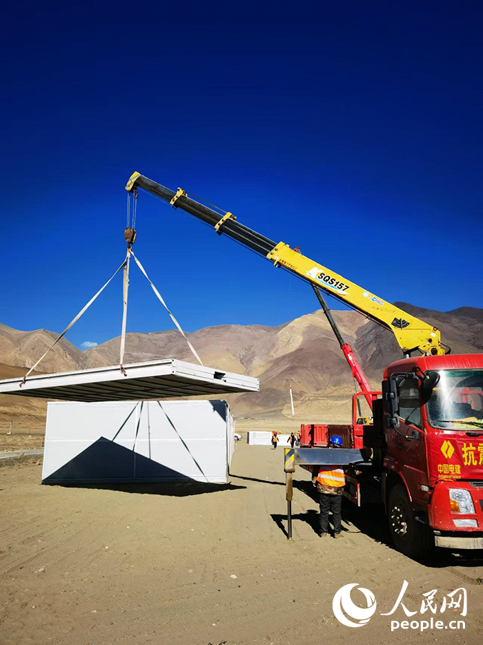 1月9日，日喀則市定日縣長(zhǎng)所鄉(xiāng)森嘎村安置點(diǎn)正在吊裝板房。人民網(wǎng)記者 吳雨仁攝