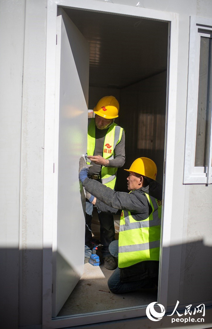 1月9日，在日喀則市定日縣長(zhǎng)所鄉(xiāng)古榮村安置點(diǎn)，施工人員正在抓緊搭建移動(dòng)板房，確保受災(zāi)群眾溫暖過(guò)冬。人民網(wǎng)記者 翁奇羽攝