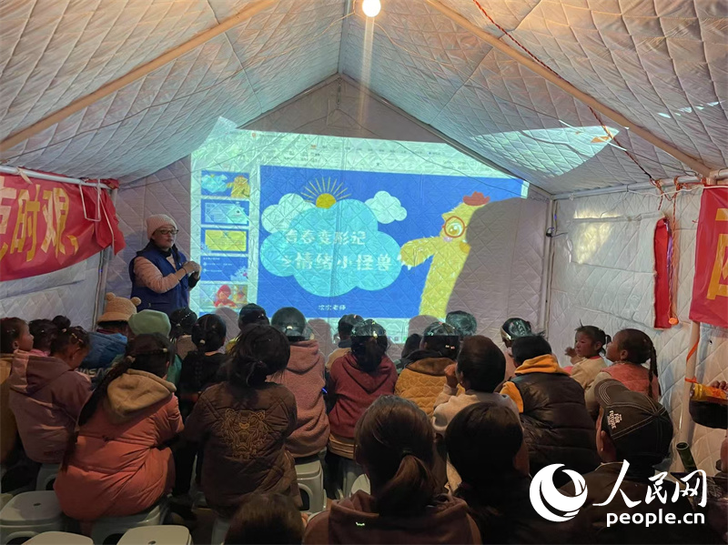 社工次旦拉姆以“青春變形記之情緒小怪獸”為主題給塘仁村孩子們講課。人民網(wǎng)記者 郝潔攝