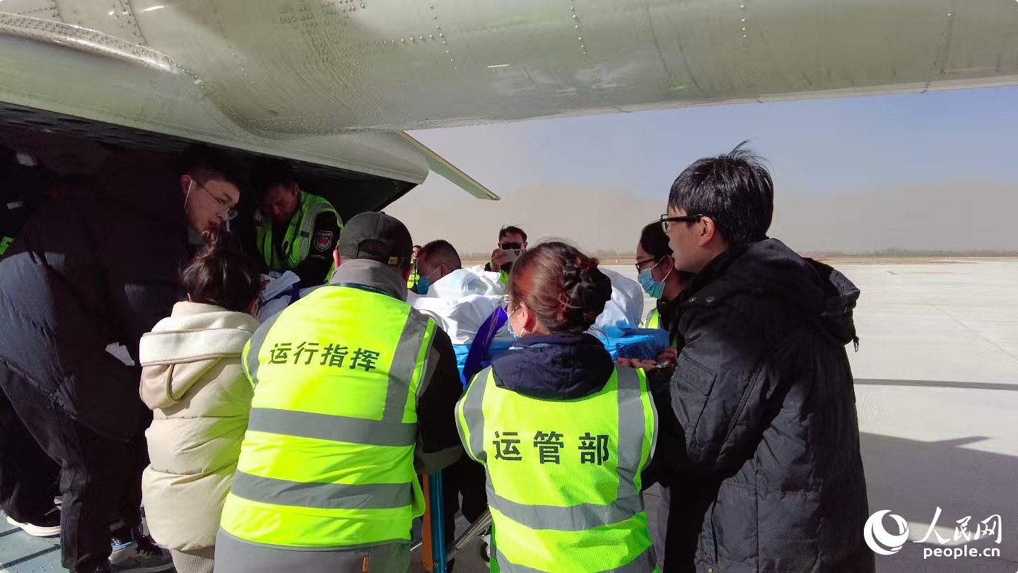 多方工作人員將受傷女童安全轉(zhuǎn)移。周航攝