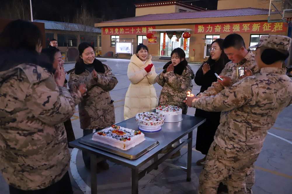 支隊(duì)為來隊(duì)家屬過集體生日。霍尹航攝