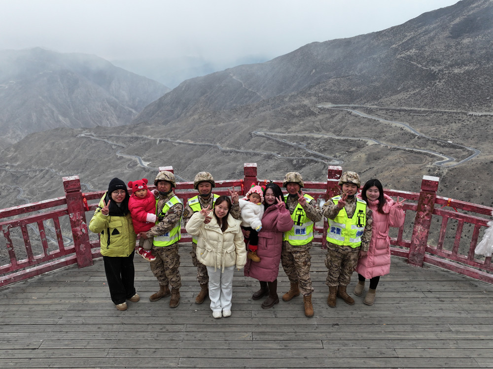 支隊(duì)組織家屬隨隊(duì)養(yǎng)護(hù)體驗(yàn)丈夫工作。何眾攝