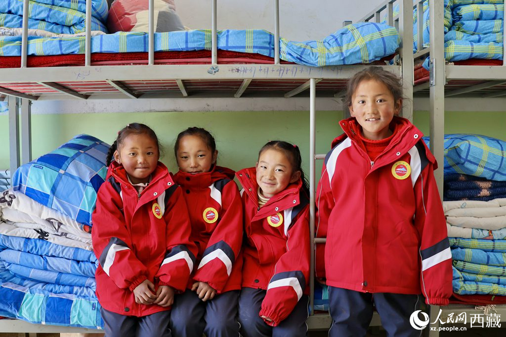 學(xué)生在定日縣第二小學(xué)分流安置點(diǎn)宿舍。人民日報(bào)記者 鮮敢攝
