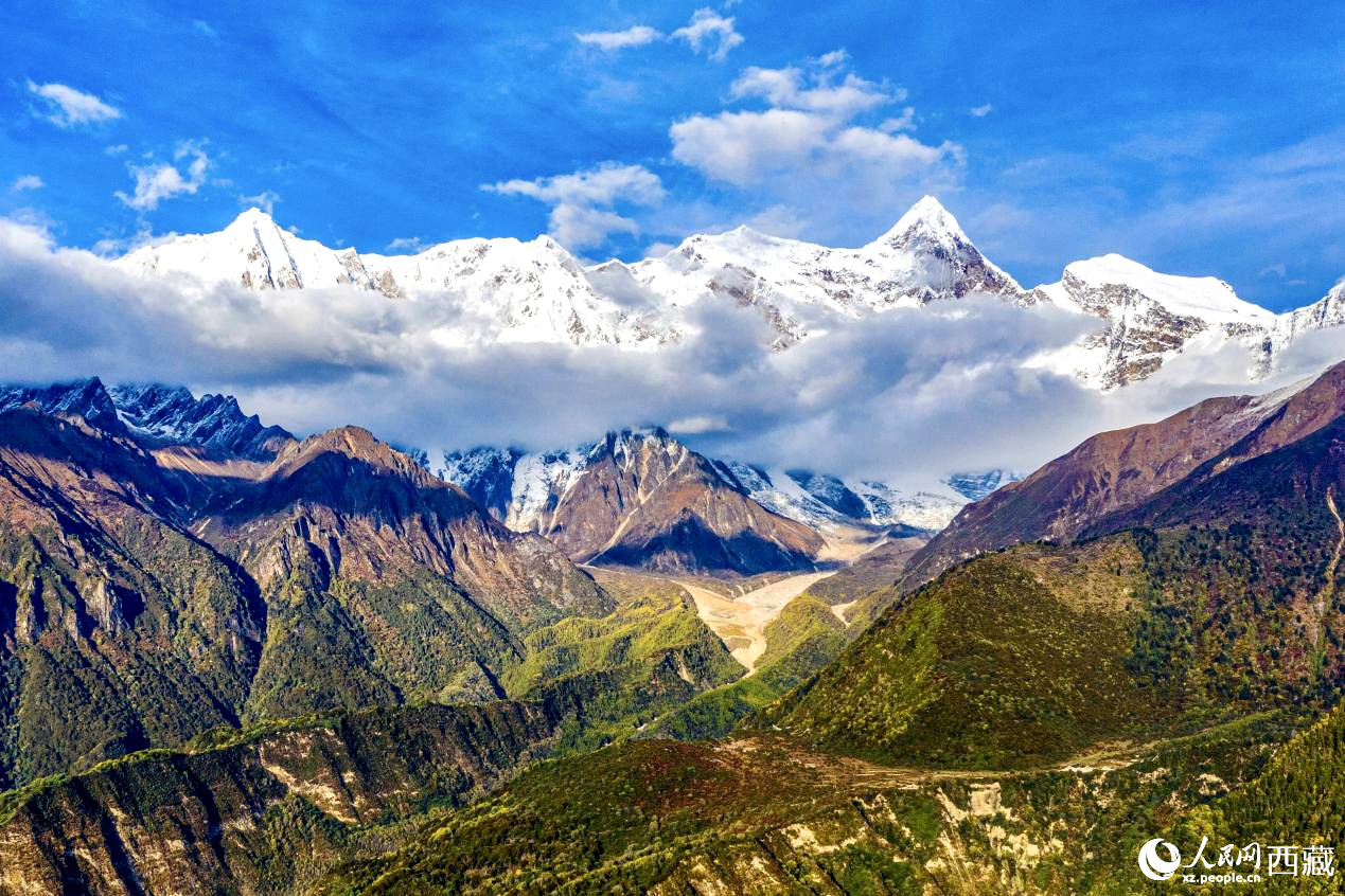 無人機(jī)航拍南迦巴瓦峰。