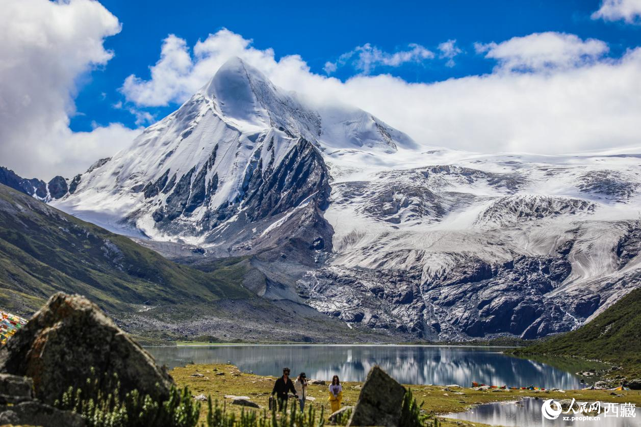 西藏那曲市比如縣的薩普雪山。