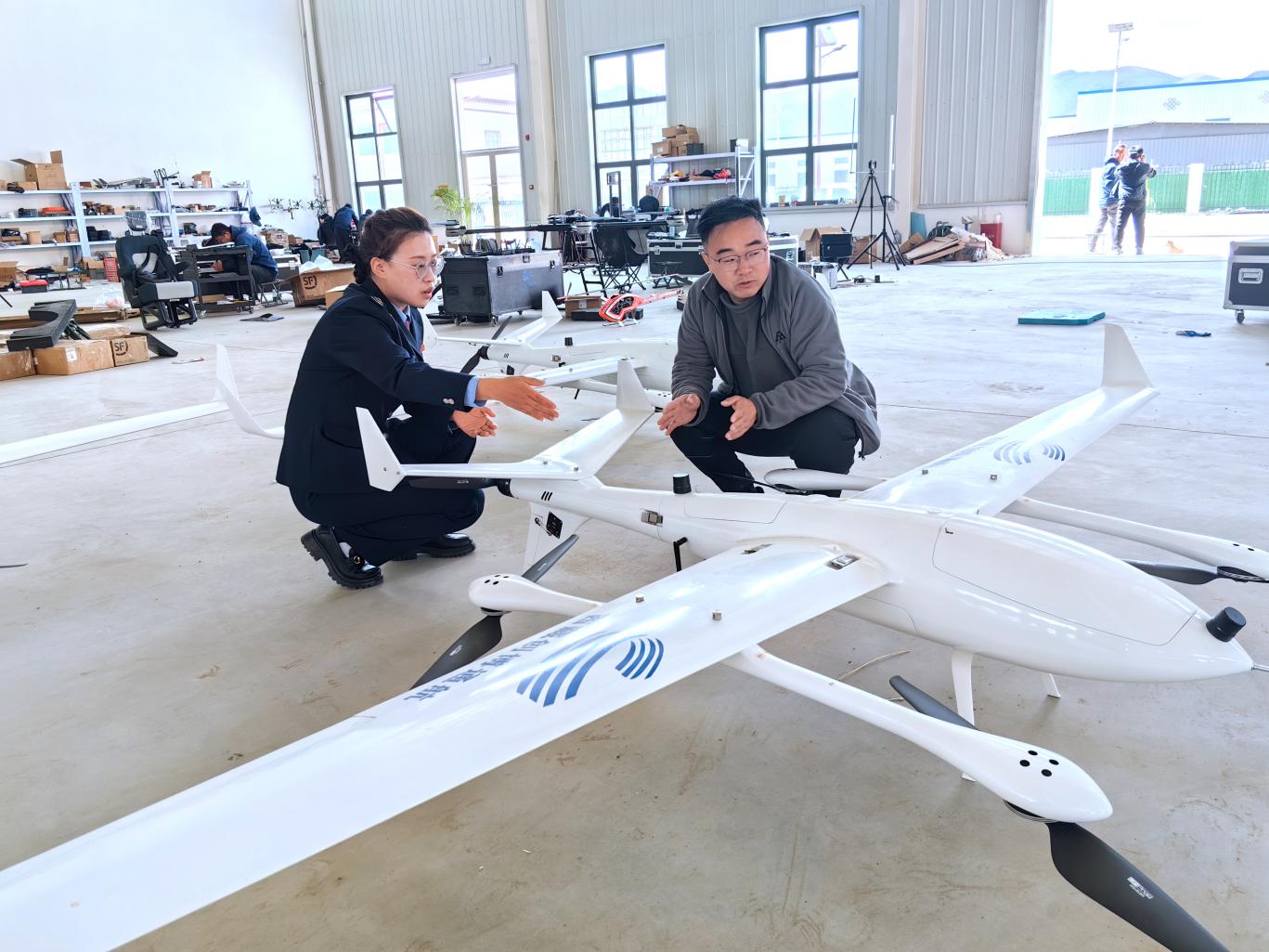 創(chuàng)博通航工作人員向稅務(wù)干部介紹無人機(jī)情況。曲麗攝
