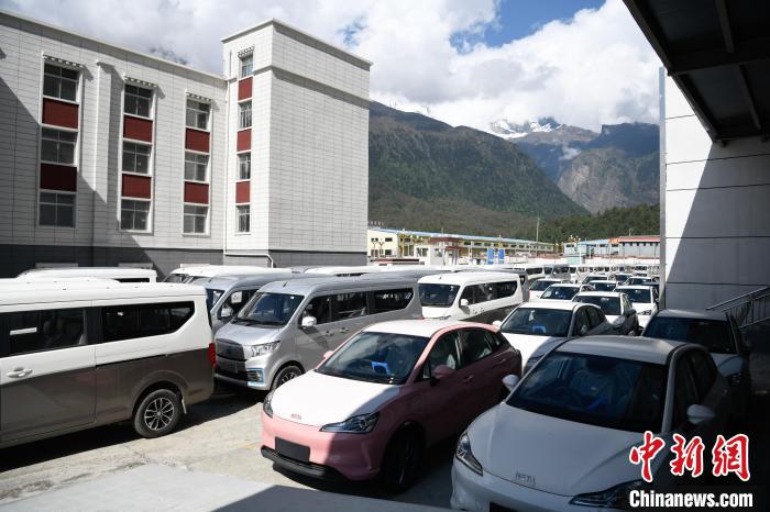 西藏自治區(qū)吉隆口岸：新能源汽車出口大幅增長