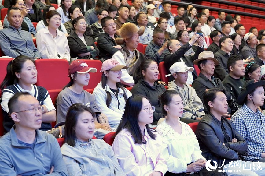 300余名干部職工、群眾代表在現(xiàn)場聆聽講座。人民網(wǎng)記者 次仁羅布攝