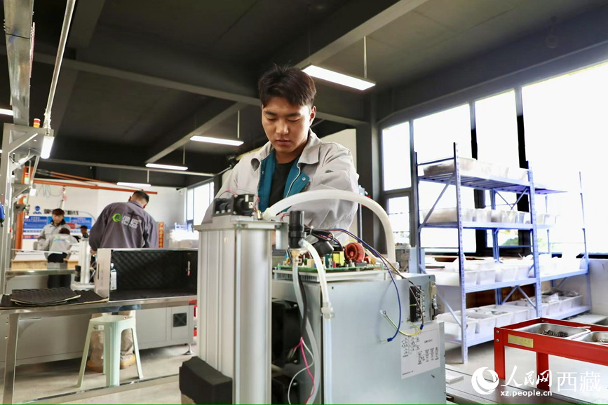 生產(chǎn)車(chē)間工人正在安裝制氧設(shè)備。人民網(wǎng)記者 次仁羅布攝