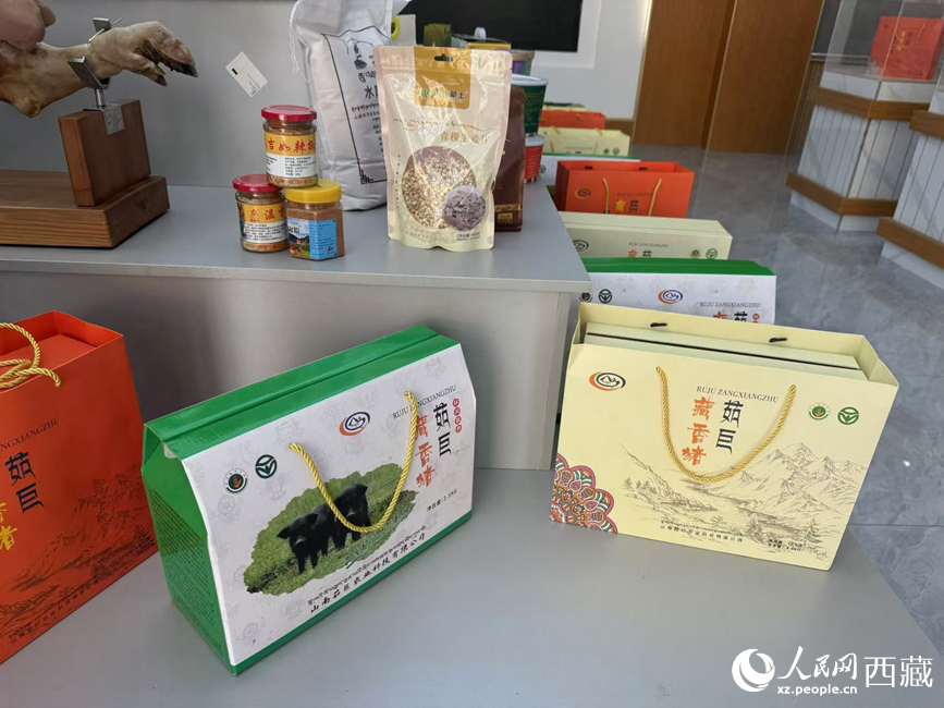 茹巨藏香豬禮盒。羅雨欣攝