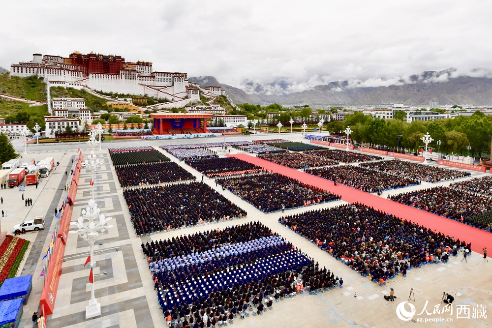 熱烈慶祝西藏自治區(qū)成立60周年大會現(xiàn)場。索朗旺久攝