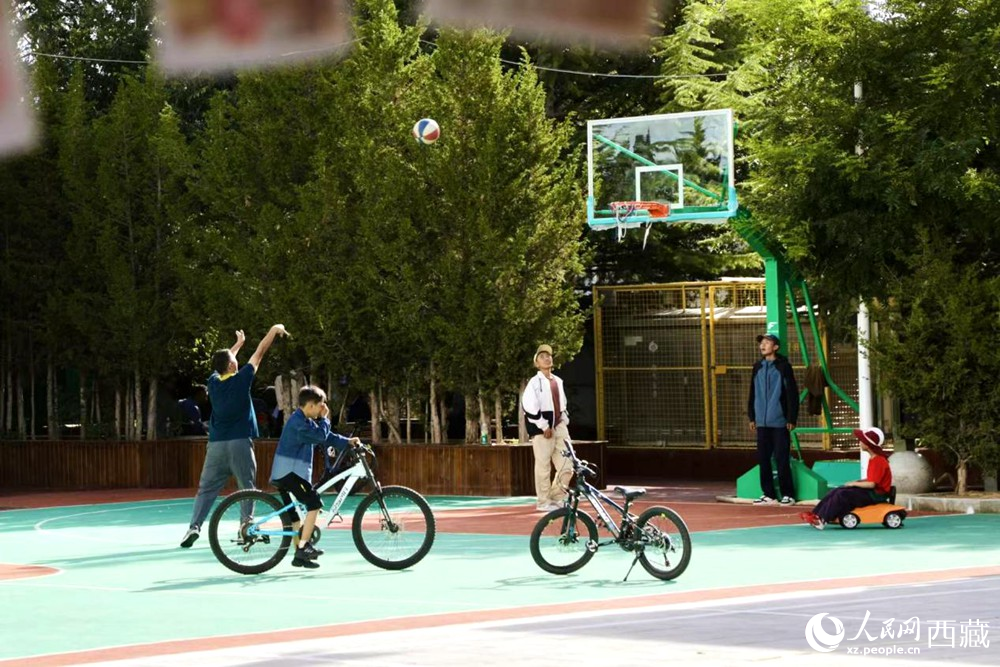 孩子們在社區(qū)享受運(yùn)動時(shí)光。人民網(wǎng)記者 次仁羅布攝