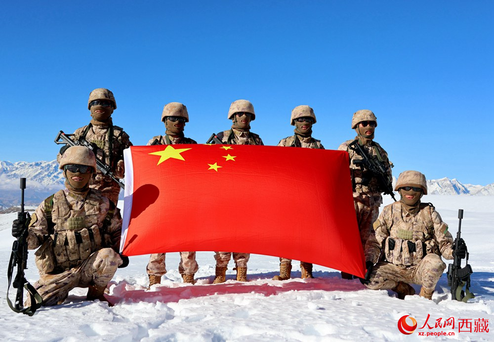 官兵在巡邏點(diǎn)上宣誓。人民日?qǐng)?bào)記者 瓊達(dá)卓嘎攝