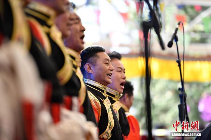 拉薩群眾音樂(lè)會(huì)點(diǎn)燃新年氛圍