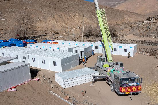 2025年1月9日，在定日縣長所鄉(xiāng)古榮村安置點，救援人員和施工人員合力抓緊搭建移動板房，確保受災(zāi)群眾溫暖過冬。人民網(wǎng)記者 翁奇羽攝