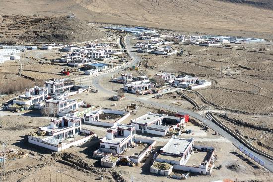 2025年12月11日，西藏定日縣長所鄉(xiāng)古榮村新貌。人民網(wǎng)記者 翁奇羽攝