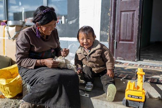 次仁普尺的媽媽在院子里做家務(wù)。人民網(wǎng)記者 翁奇羽攝