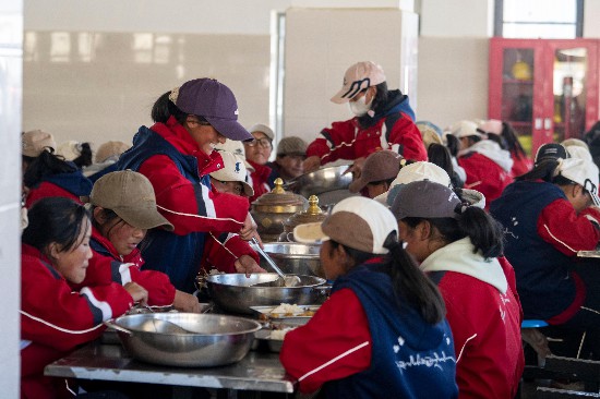 中午時(shí)分，學(xué)生們?cè)谑程糜貌?。人民網(wǎng)記者 翁奇羽攝