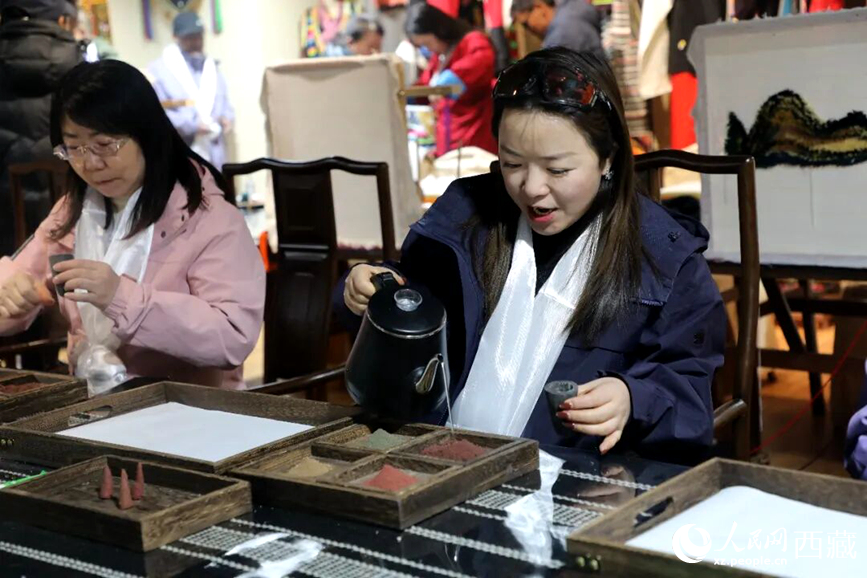 游客在“雅礱里”文化藝術(shù)街區(qū)非遺展館體驗制作藏香。在工作人員的指導(dǎo)下，游客親手揉搓香泥、壓制成型，感受藏族傳統(tǒng)非遺技藝的魅力。人民網(wǎng)記者 吳雨仁攝