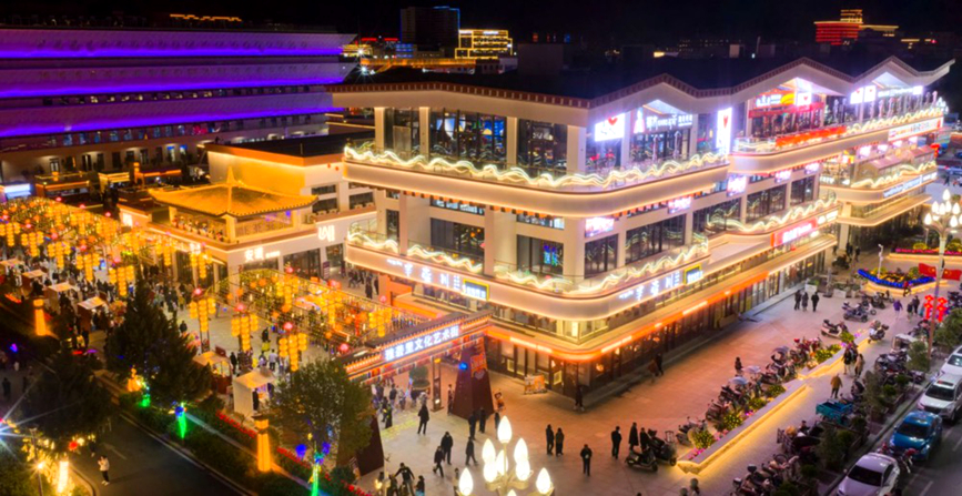 夜晚熱鬧的街市。洛桑貢布攝