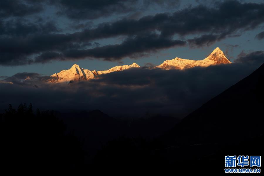 (新華視界)(3)秋日南迦巴瓦峰