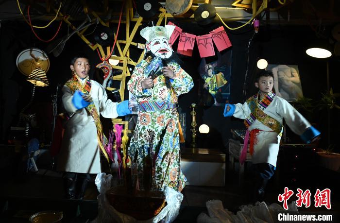 圖為由少兒表演的藏戲在公開(kāi)場(chǎng)合演出。資料圖 趙朗 攝