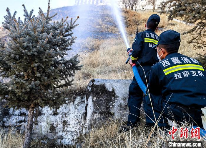 12月6日，布達(dá)拉宮消防救援大隊(duì)在布達(dá)拉宮山體林草區(qū)域開展?jié)窕ぷ鳌！㈣?攝