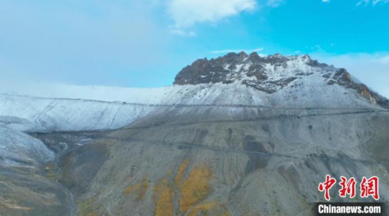 圖為邊壩縣降雪時夏貢拉山段路況?！∵厜慰h融媒體中心供圖