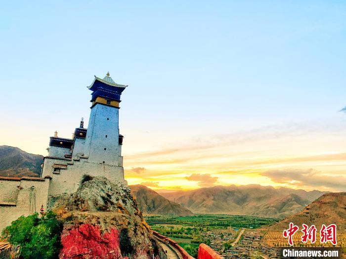 圖為西藏第一座宮殿——山南雍布拉康?！埼?攝