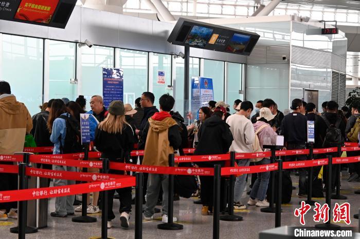 圖為“五一”期間，拉薩貢嘎機場旅客密集出行?！≡黝D珠 攝