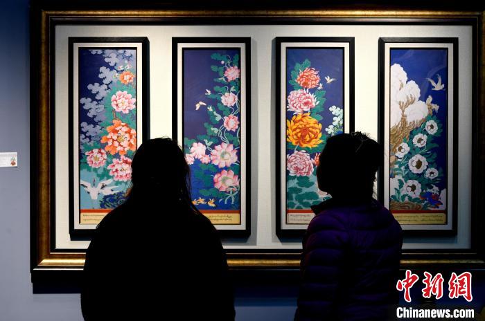 圖為5月16日，觀眾正在欣賞展覽中的新創(chuàng)唐卡作品?！±盍?攝