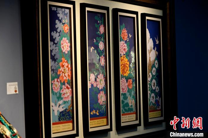 圖為5月16日，展覽中新創(chuàng)唐卡作品《四季花》?！±盍?攝