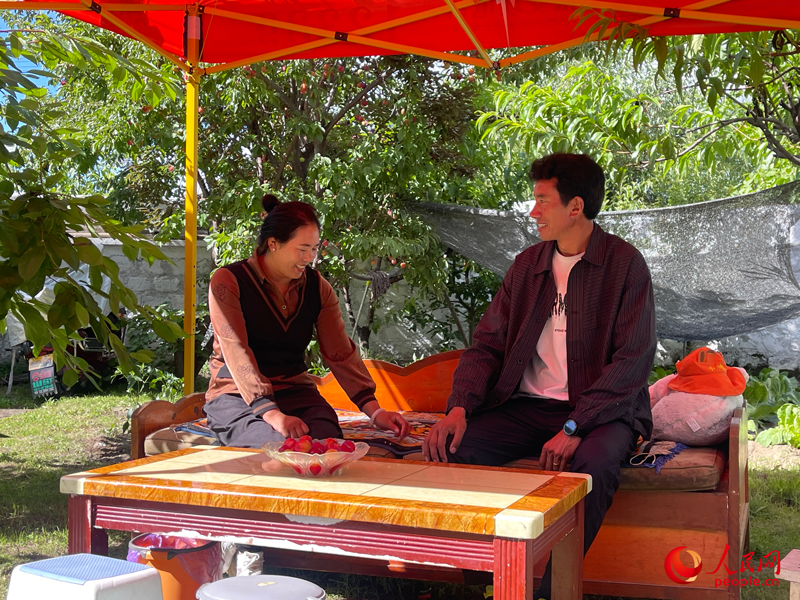 嘎拉村村民達瓦堅參和他的妻子。人民網(wǎng) 周靜圓攝