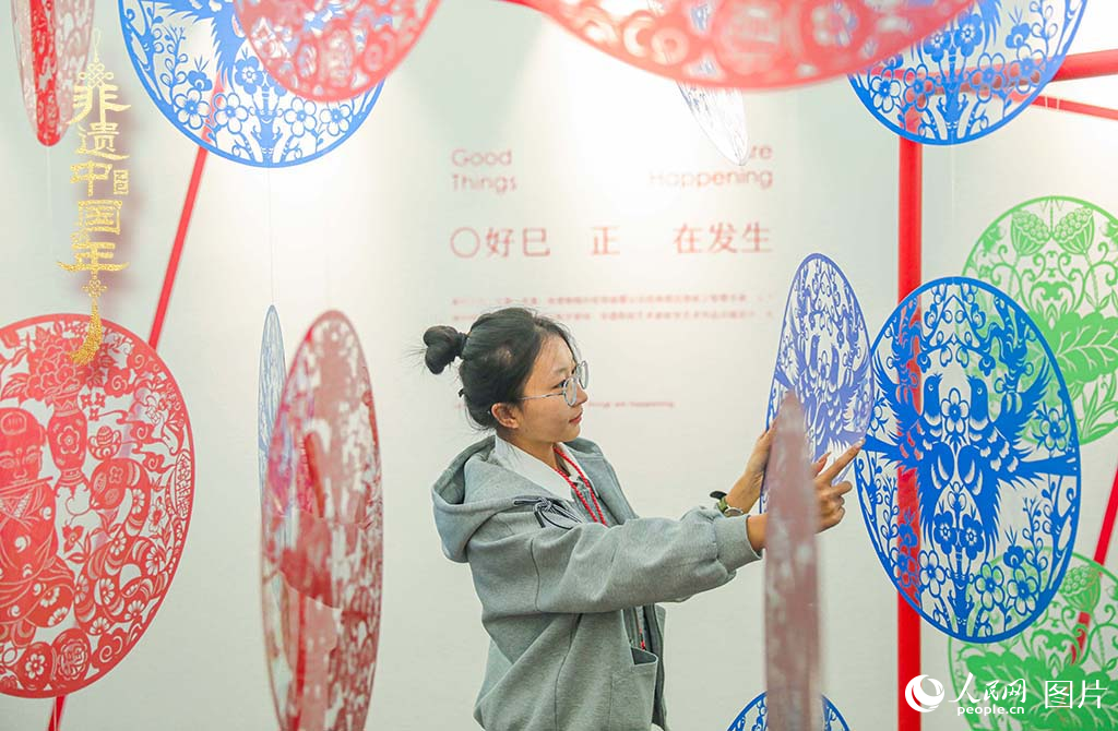 2025年1月30日，在山西太原舉辦的“年自萬物生”——2025山西非遺年俗藝術展上，由山西省級非遺代表性傳承人張永忠專門創(chuàng)作的剪紙藝術裝置吸引青年游客關注，上下映襯的“巳”字讓年文化煥發(fā)新的生機。人民網記者 王帆攝