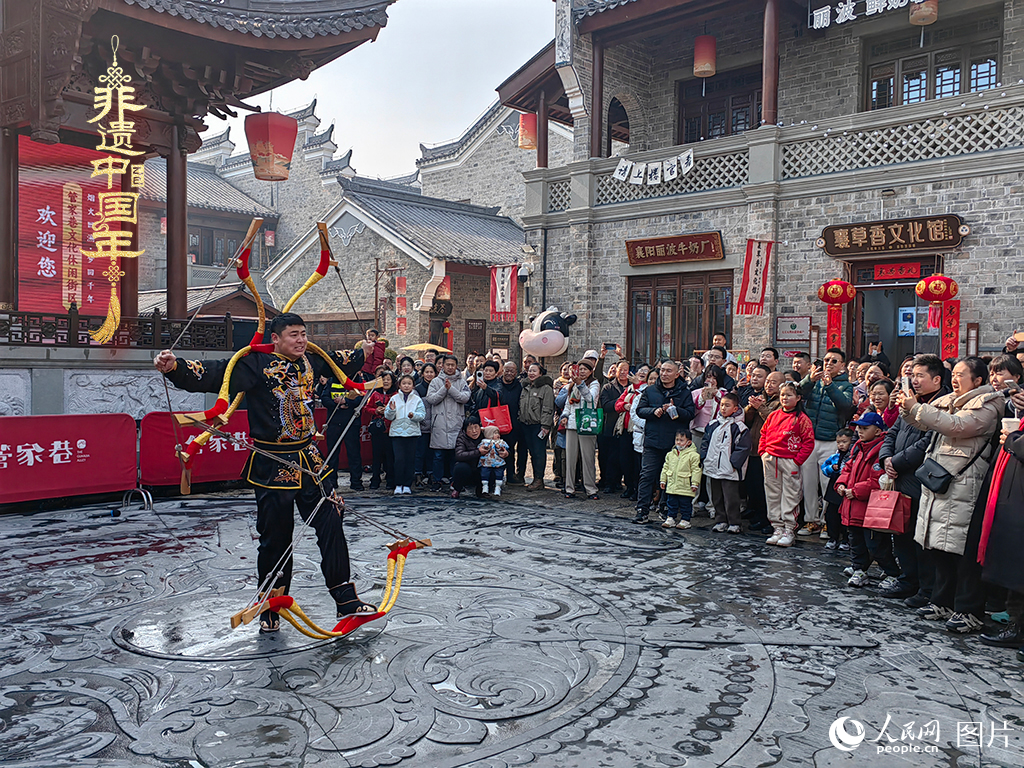2025年1月29日，湖北襄陽市管家巷，老北京天橋大刀張舉大刀拉硬弓第五代傳承人現場表演，一次拉開6張弓，引來游客喝彩。人民網記者 郭婷婷攝